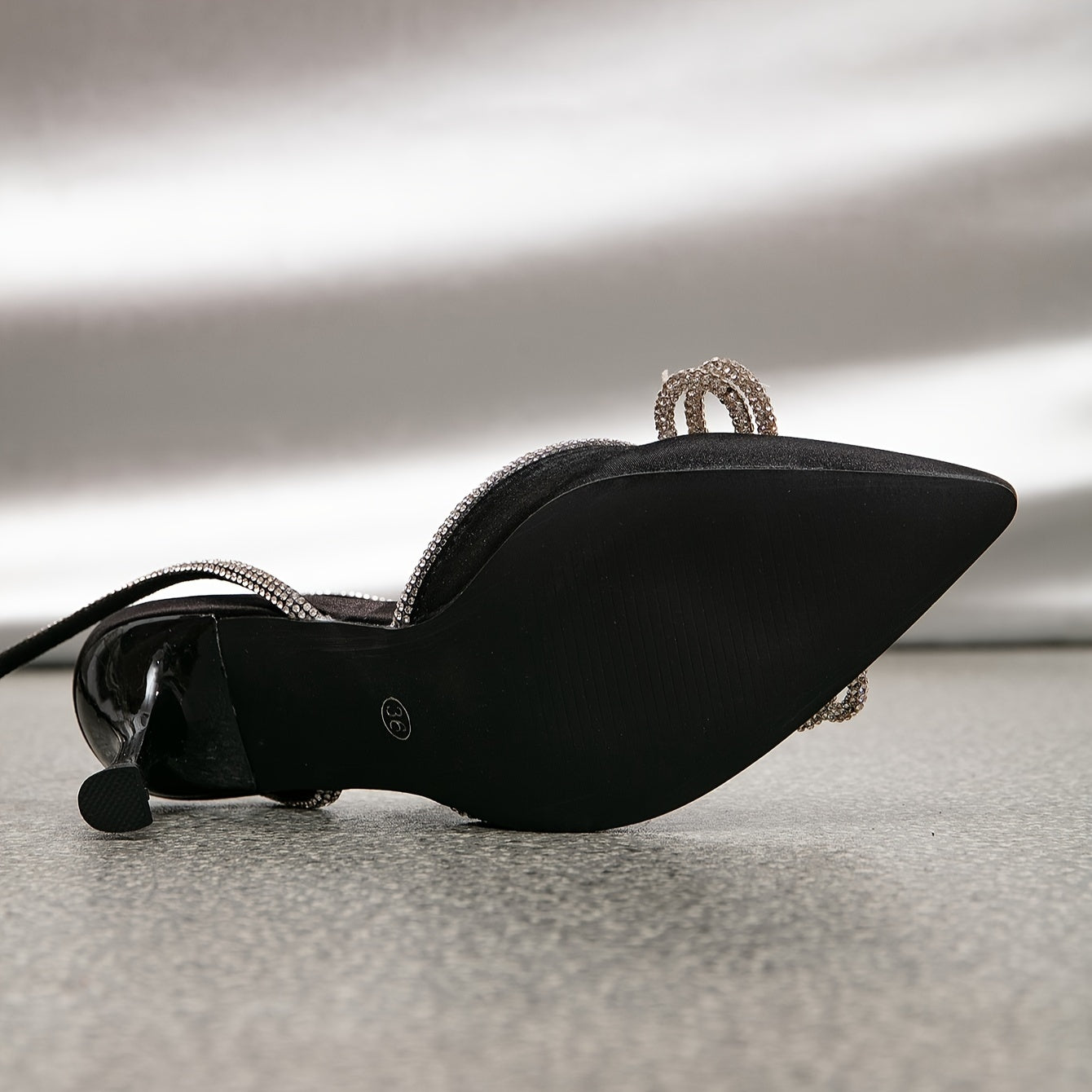 👑 Royal Glam™ – Tacones con pedrería de lujo