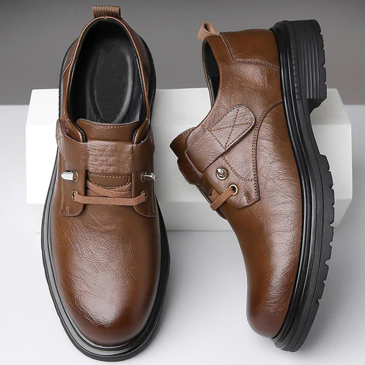 Zapatos de hombre transpirables de estilo retro de cuero con suela blanda.