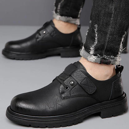 Zapatos de hombre transpirables de estilo retro de cuero con suela blanda.
