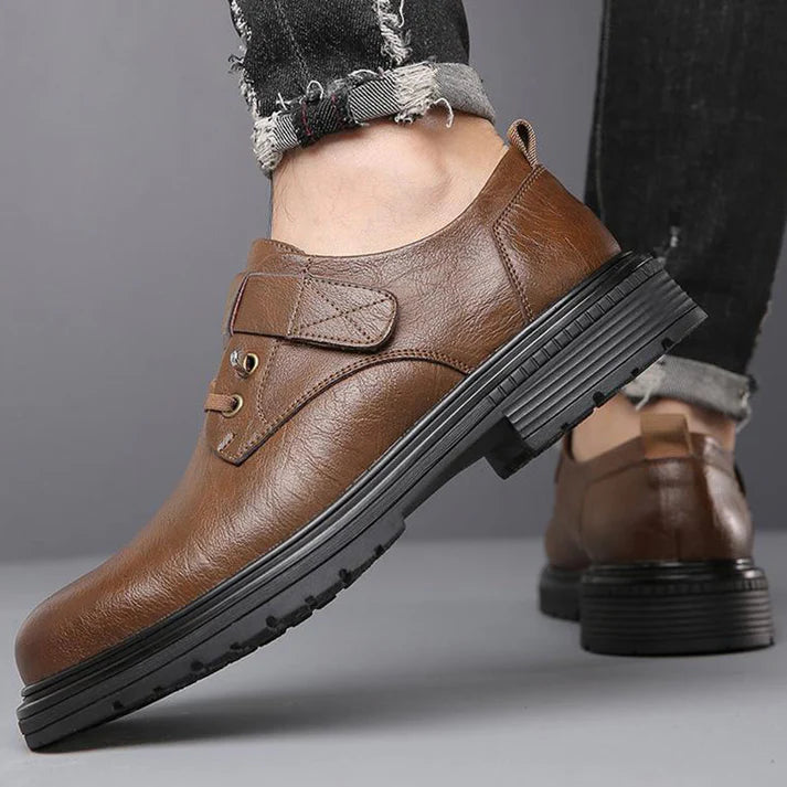 Zapatos de hombre transpirables de estilo retro de cuero con suela blanda.